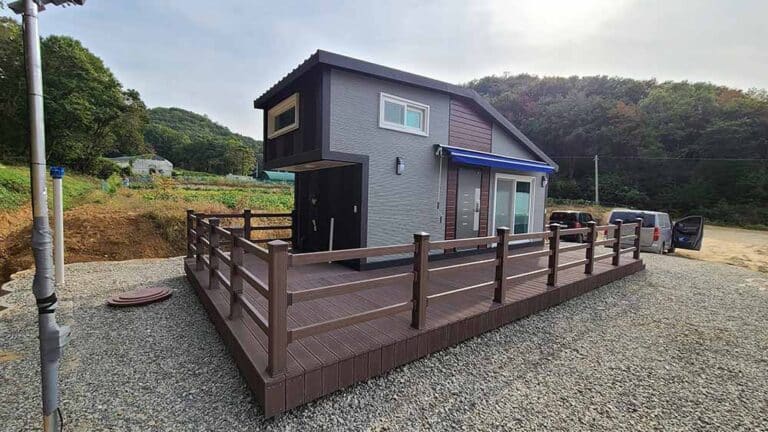 농막형 전원주택 앞 데크 및 난간 일체형 시공