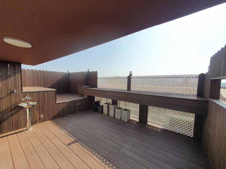 용인 수지구 아파트 옥상 테라스 데크(프라이버시 가림막 + 바닥 데크 + 벤치·수납 일체형 구조)