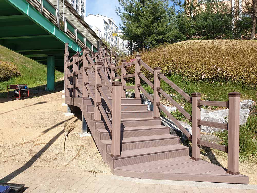 합성목재 휀스 vs 목재휀스 완벽 비교 – 울타리 자재 선택 가이드 시공 사진 2