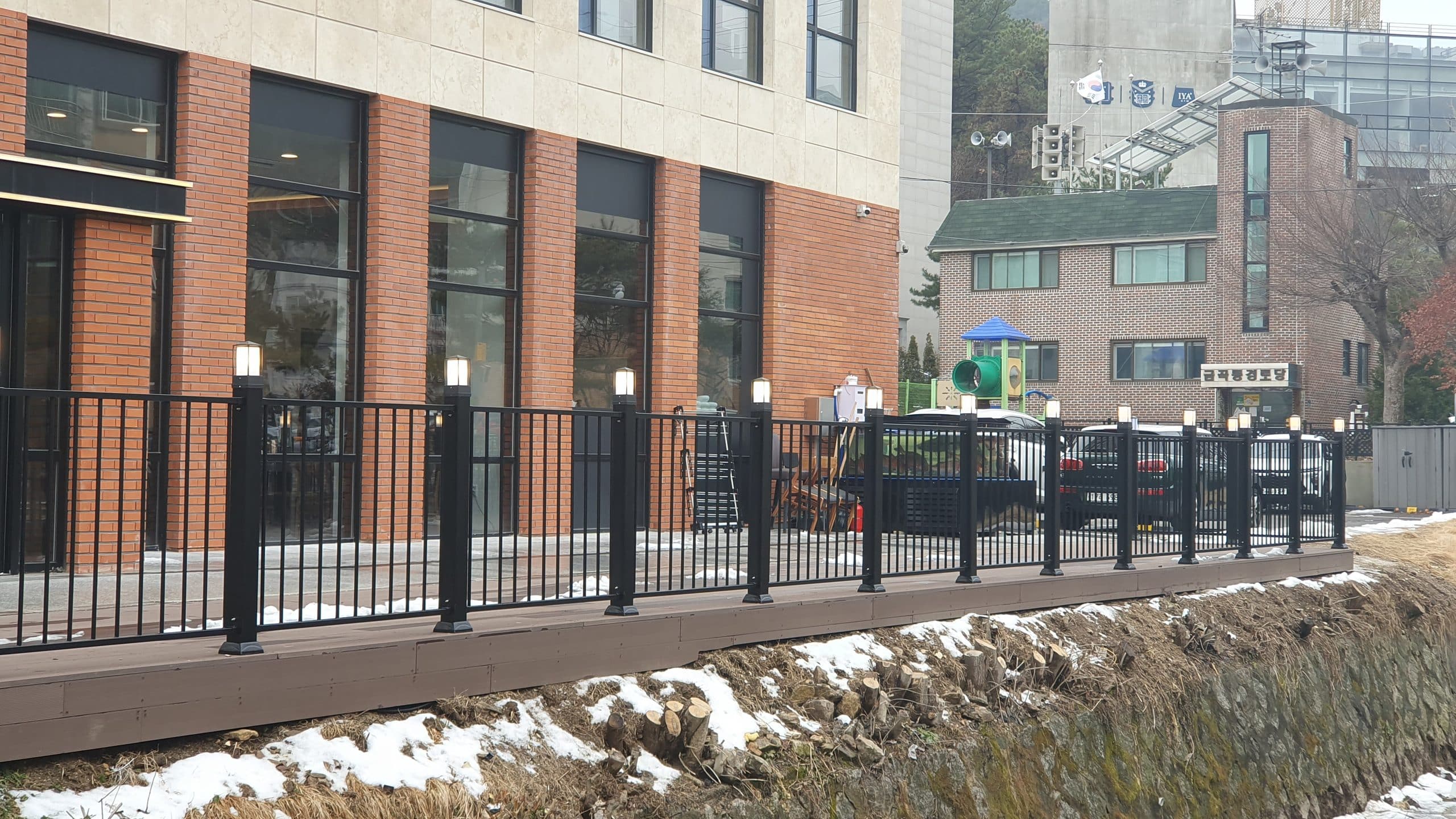 데크 난간 설치 가이드 – 높이 기준과 자재 선택 총정리 대표 사진