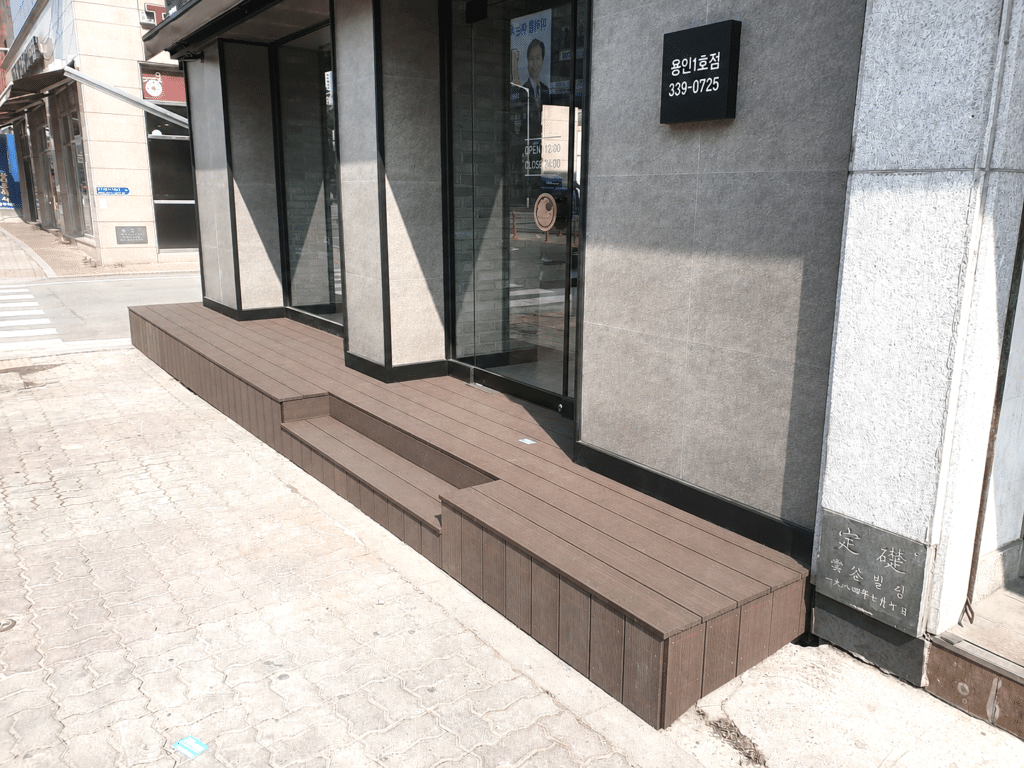 용인 상가 출입구 합성목재 데크 및 계단 시공 시공 사진 7