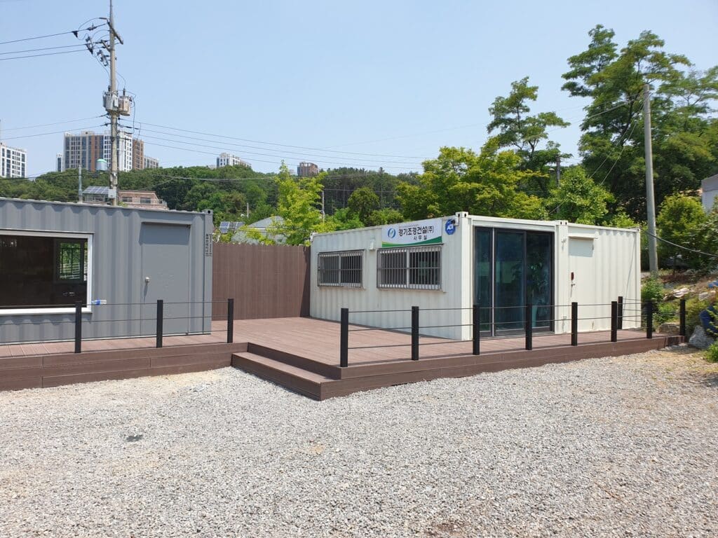 용인 컨테이너 사무실 합성목재 데크 및 평철 난간 시공 시공 사진 2