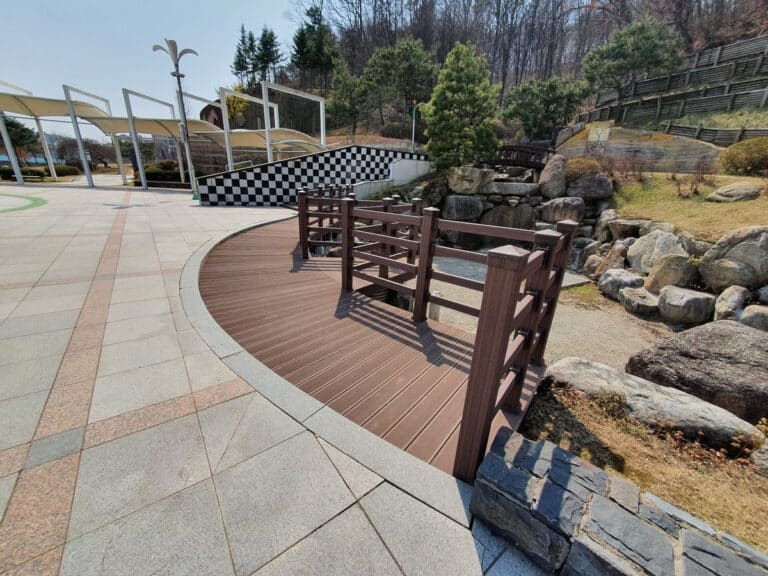 용인 중앙 공원 합성목재 데크 및 난간 시공 현장 시공 사진 9