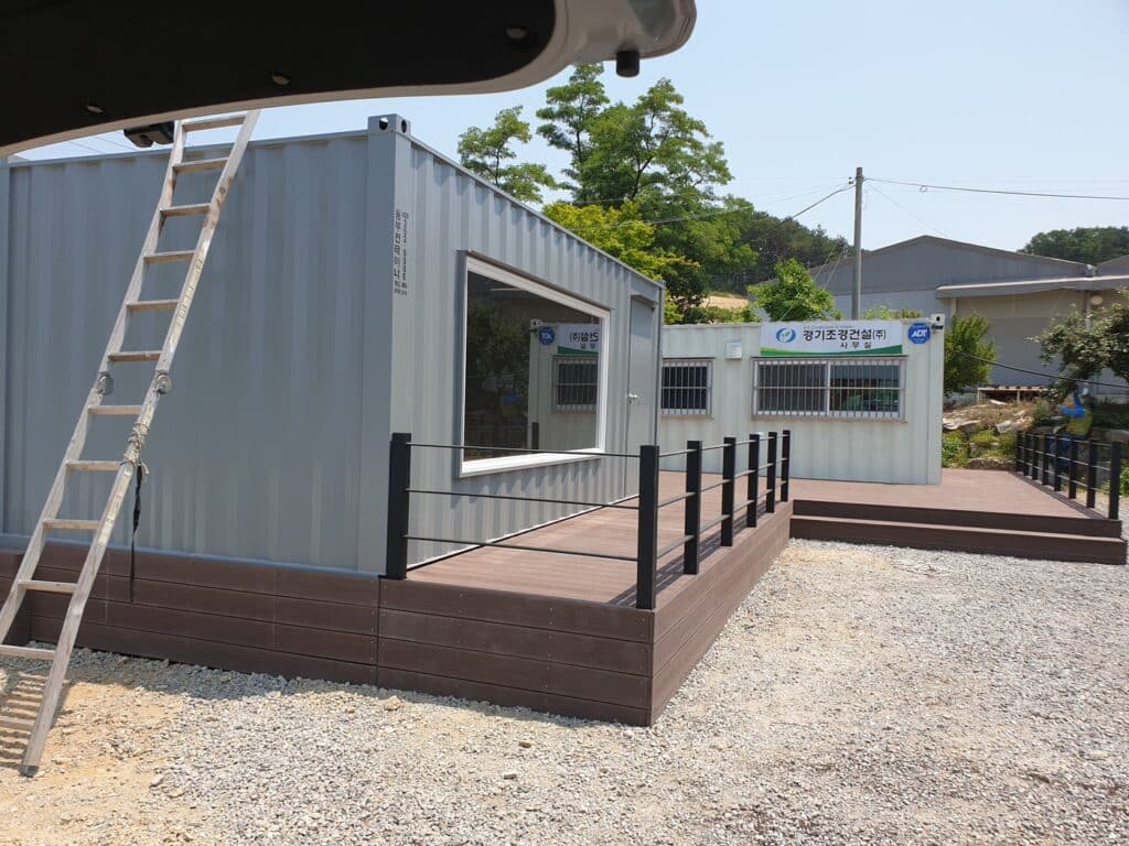 용인 컨테이너 사무실 합성목재 데크 및 평철 난간 시공 시공 사진 5