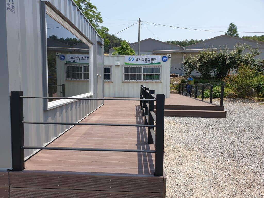 용인 컨테이너 사무실 합성목재 데크 및 평철 난간 시공 시공 사진 6