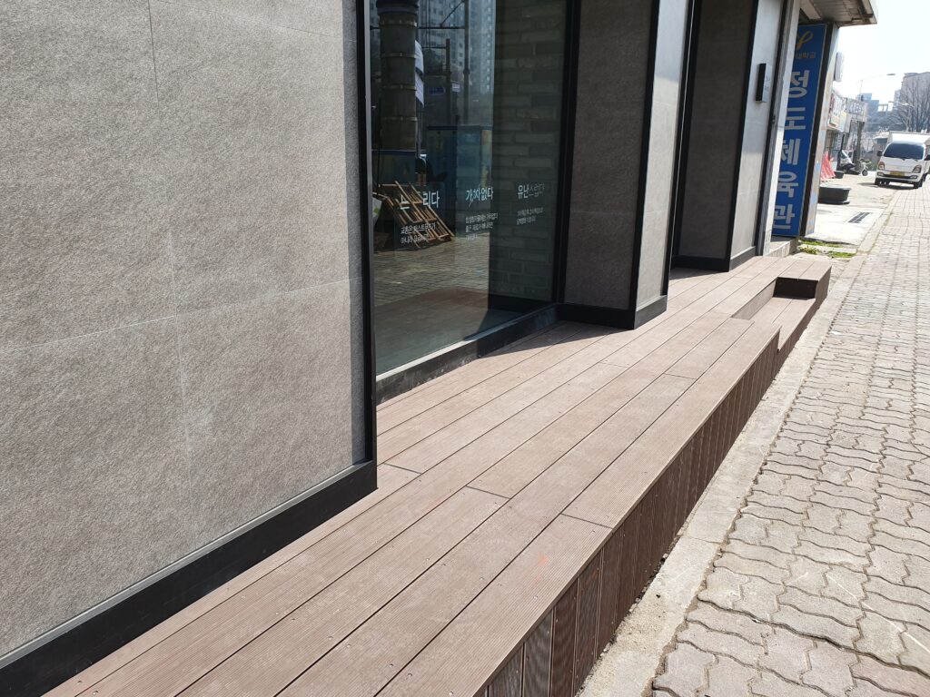 용인 상가 출입구 합성목재 데크 및 계단 시공 시공 사진 5