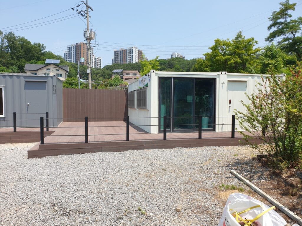 용인 컨테이너 사무실 합성목재 데크 및 평철 난간 시공 시공 사진 4