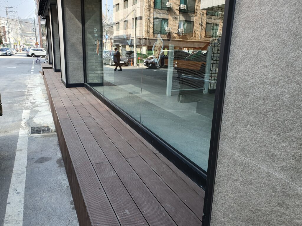 용인 상가 출입구 합성목재 데크 및 계단 시공 시공 사진 8