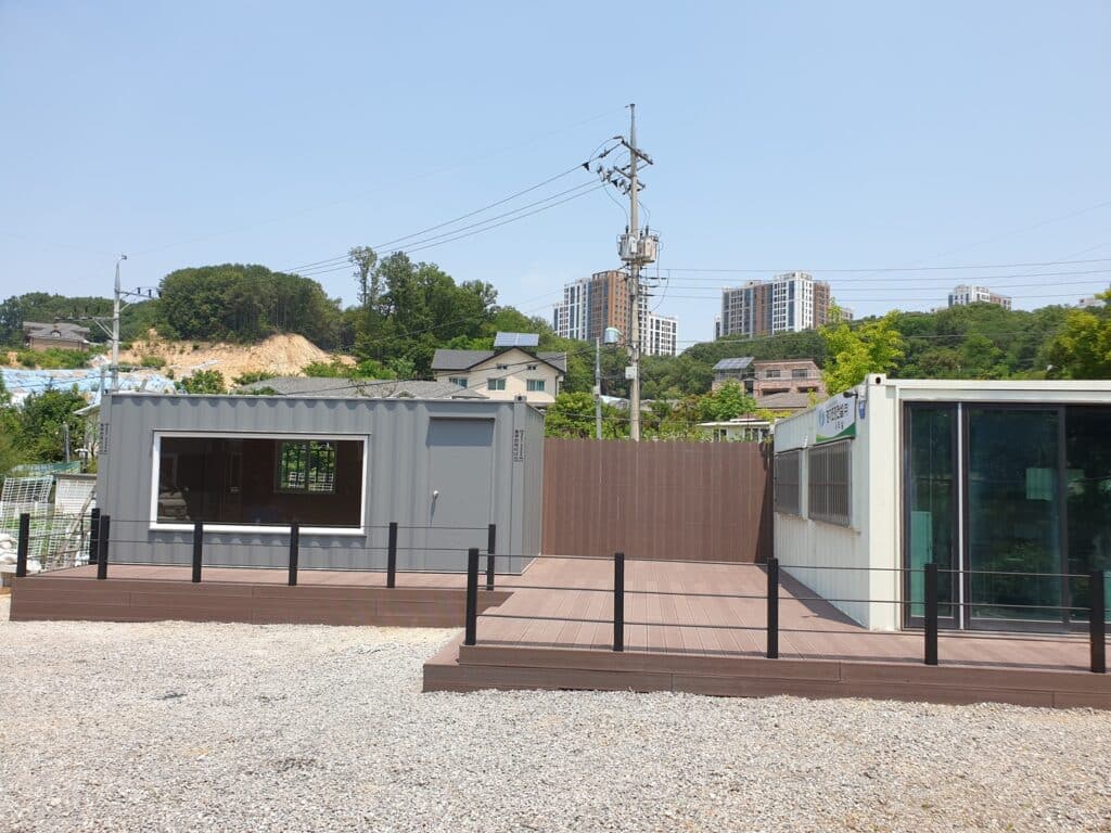 용인 컨테이너 사무실 합성목재 데크 및 평철 난간 시공 시공 사진 3