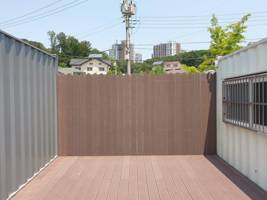 용인 컨테이너 사무실 합성목재 데크 및 평철 난간 시공 시공 사진 8