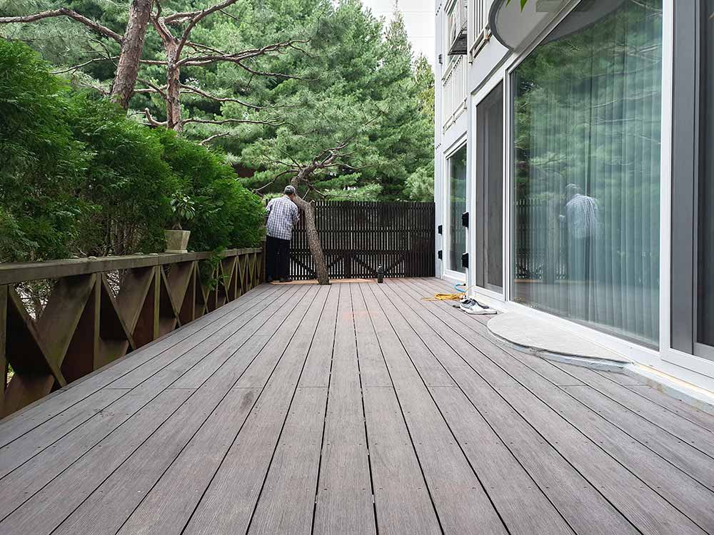외부 계단 마감 콘크리트 위 합성목재 시공법 정리 대표 사진